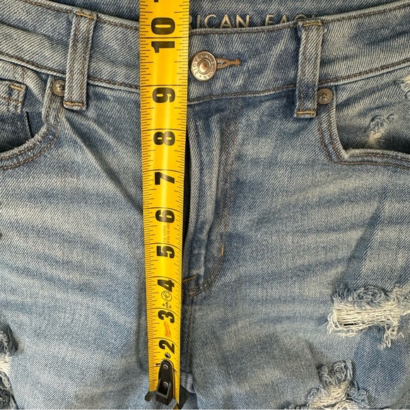 American Eagle Blue Denim Jeans Women Sz 2 Light Wash Destroyed MOM JEAN Stretch - Picture 7 of 9
